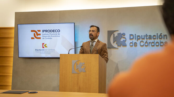 Félix Romero presenta las iniciativas del Iprodeco para las ferias comerciales.
