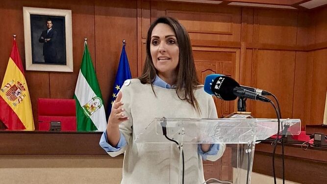La concejala socialista Carmen González en el salón de plenos del Ayuntamiento de Córdoba.