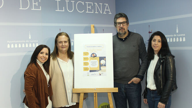 Asistentes a la presentación de la nueva edición de la Escuela de Padres y Madres de Lucena.