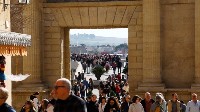 Turistas en la Puerta del Puente de Córdoba.