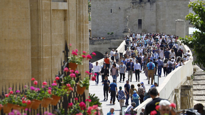 Turistas en el Puente Romano de Córdoba