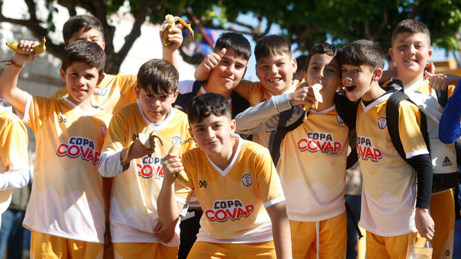 Niños en un equipo de la Copa Covap.