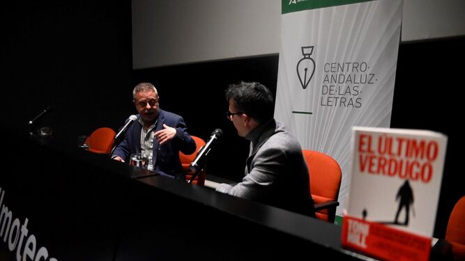 Toni Hill, a la izquierda, durante su charla con Javier Vilaplana sobre su obra 'El último verdugo'.