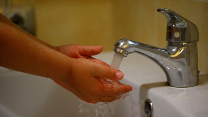 Una persona se lava las manos.