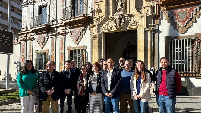 Cargos de IU, a las puertas de la Diputación de Córdoba.