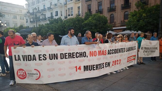 Concentración en las Tendillas tras uno de los 17 accidentes laborales mortales en Córdoba en 2023.