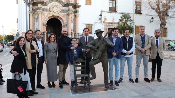 Inauguración de la escultura de Paco de Lucena en la plaza de San Juan de Dios.