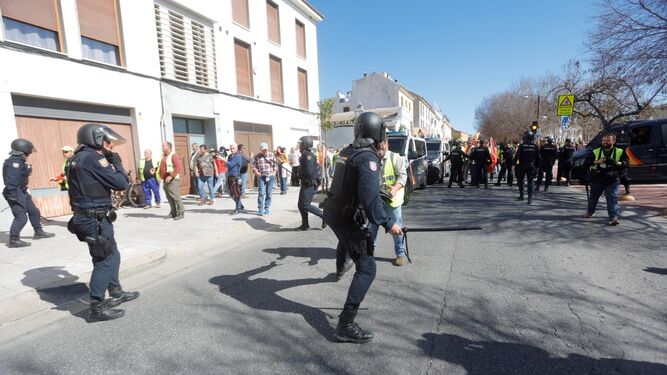 La Policía Nacional impide el paso a los agricultores en Córdoba.