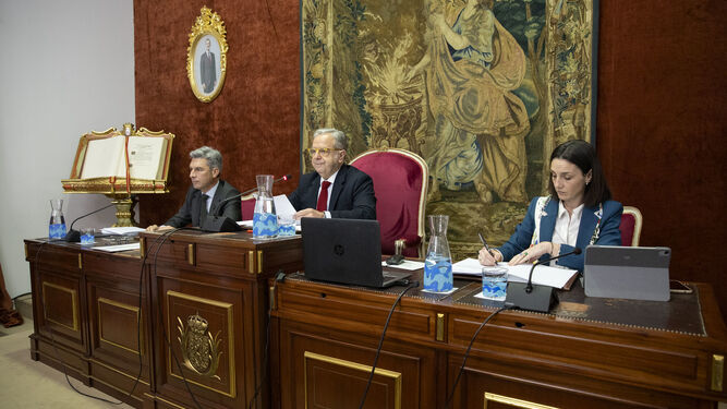 Mesa presidencial del Pleno de la Diputación.