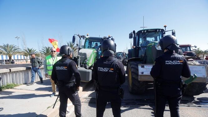 Efectivos de la Policía Nacional en la protesta de este martes en Córdoba.