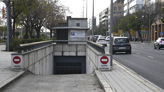 Uno de los accesos al parking subterráneo de Al Nasir