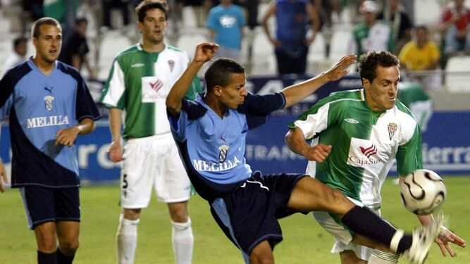 Pablo Villa lucha un balón ante la mirada de Aurelio durante el último Córdoba CF - Melilla de la 06-07
