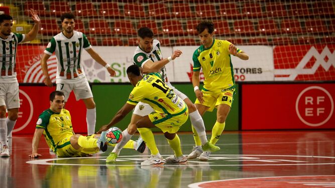 Lucas Perin pelea un balón durante el último duelo entre el Córdoba Futsal y el Jaén Paraíso Interior.