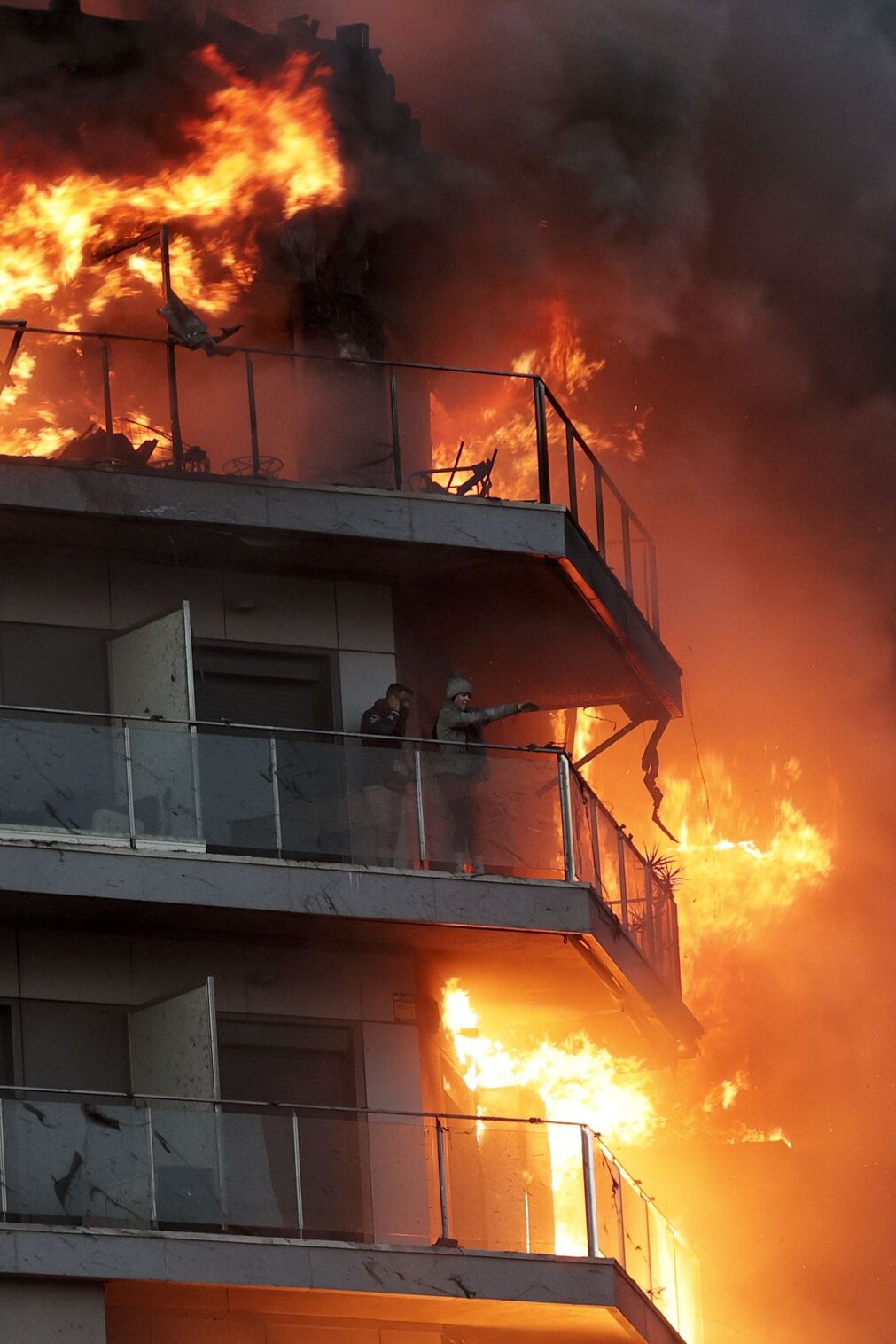 El incendio del edificio en Valencia, en im&aacute;genes