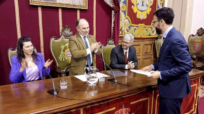 El profesor de la Universidad de Córdoba Antonio Bueno recibe el premio Franck Moderne.