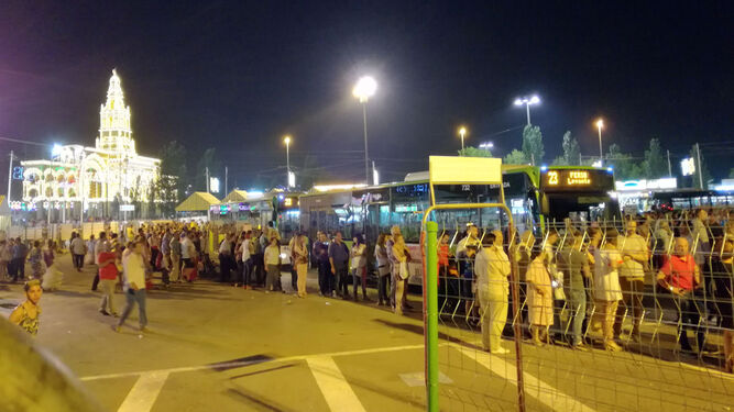 Una multitud espera para coger el autobús en la Feria.