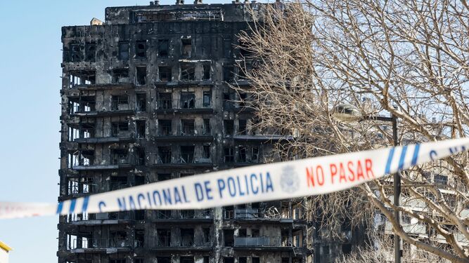 Así quedó el edificio después del incendio de Valencia