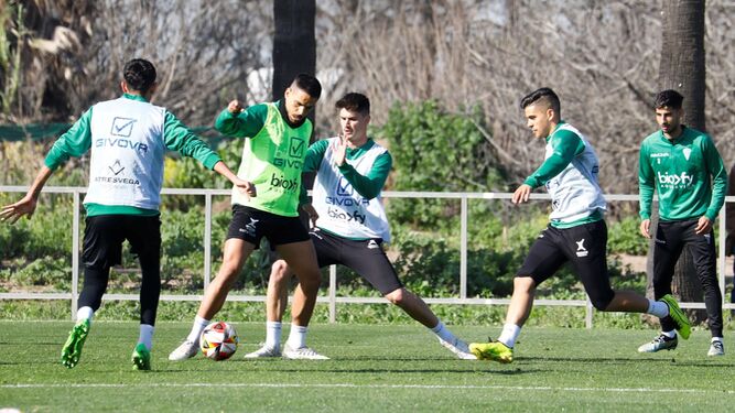 Recio protege el balón ante Carlos García en un entrenamiento del Córdoba CF.