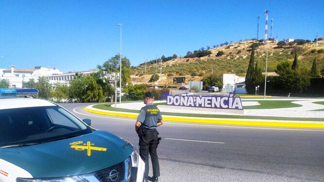 Un coche patrulla de la Guardia Civil en la entrada de Doña Mencía.