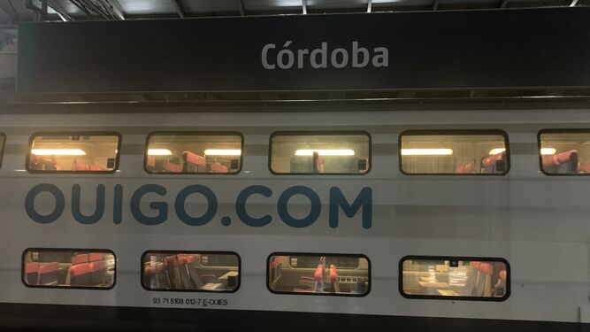 Un tren de Ouigo en la estación de Córdoba durante el periodo de pruebas.