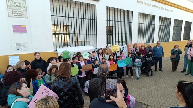 Protesta de la comunidad educativa del colegio José de la Torre y del Cerro por el recorte de líneas.