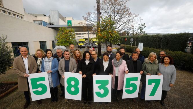 Dirigentes del PSOE de Córdoba en el entorno del Hospital Reina Sofía.