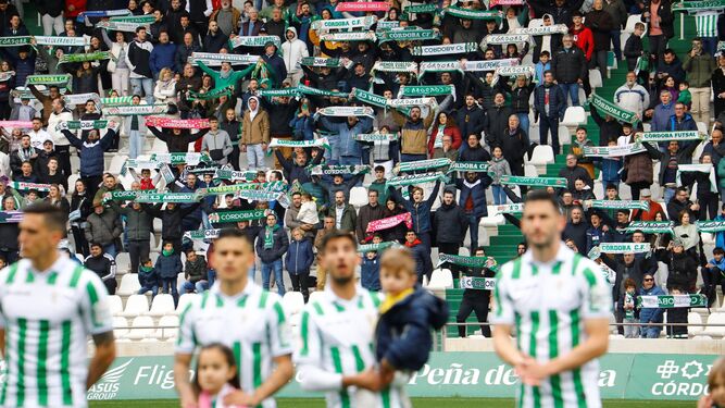 La afición del Córdoba CF canta el himno de su equipo en un partido en El Arcángel.