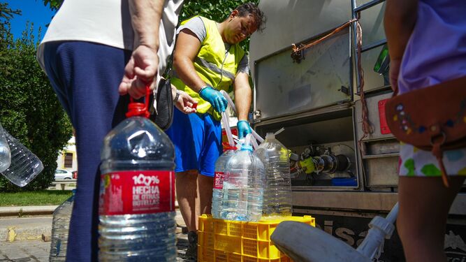 Un hombre llena una garrafa de agua de un camión cisterna en Pozoblanco.