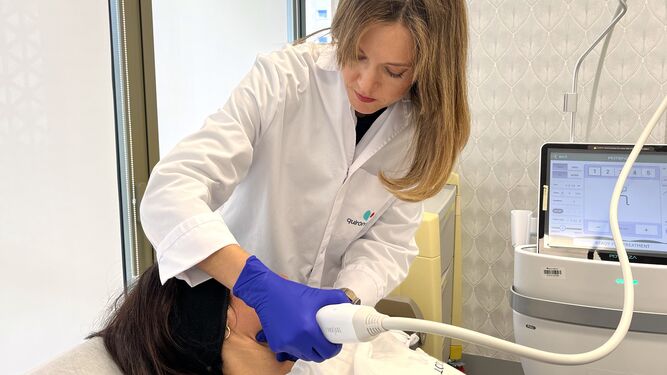 La doctora Espiñeira aplicando el tratamiento de radiofrecuencia a una paciente en consulta.