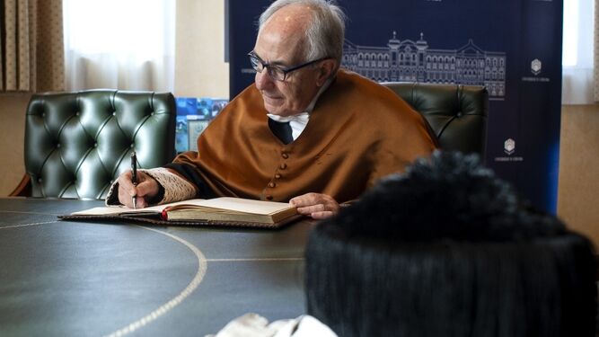 El profesor Miguel Ángel Losada, el día de su investidura como doctor honoris causa, firmando en el libro de honor.