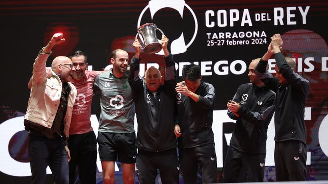 Los integrantes del Cajasur Priego alzan la Copa del Rey conquistada en Tarragona.