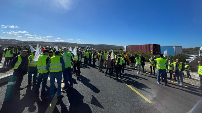La protesta de los agricultores de Córdoba en la autovía a Málaga, en directo