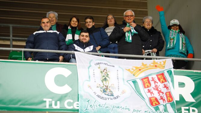 Aficionados del Córdoba CF pertenecientes a la peña El Abuelo y su Trupe.