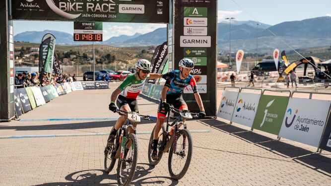 Los italianos Rabensteiner y Porro cruzan la línea de meta de la Andalucía Bike Race en su tercera etapa.