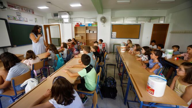 Alumnos del colegio público Eduardo Lucena el primer día de clases de este curso.