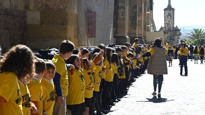 Niños de un colegio de Córdoba, en el abrazo a la Mezquita-Catedral por el Día de las Enfermedades Raras.