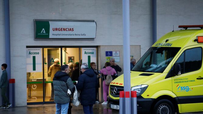Varias personas en las Urgencias del Hospital Reina Sofía de Córdoba.