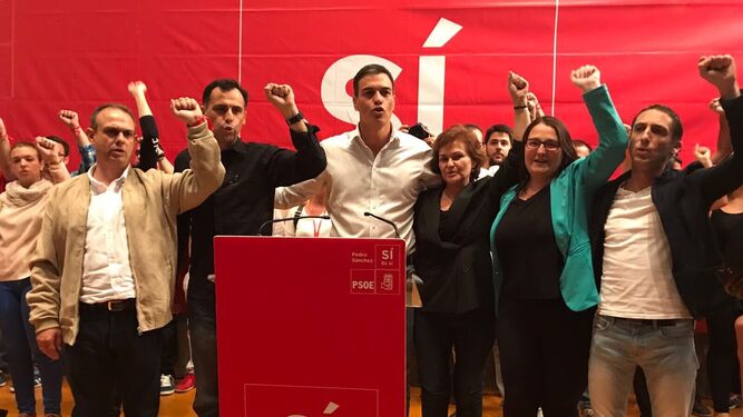Cristian Corvillo (primero por la derecha), en un acto del PSOE.