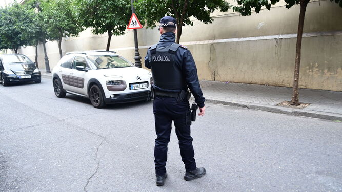 Un agente de la Policía Local en Córdoba.