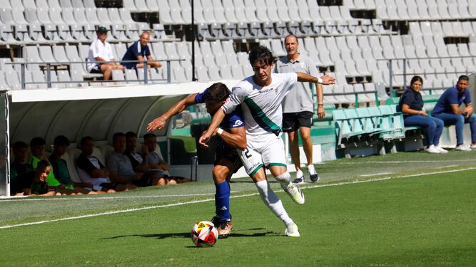 Ale Fernández pelea un balón con un futbolista del Xerez CD en El Arcángel esta temporada.