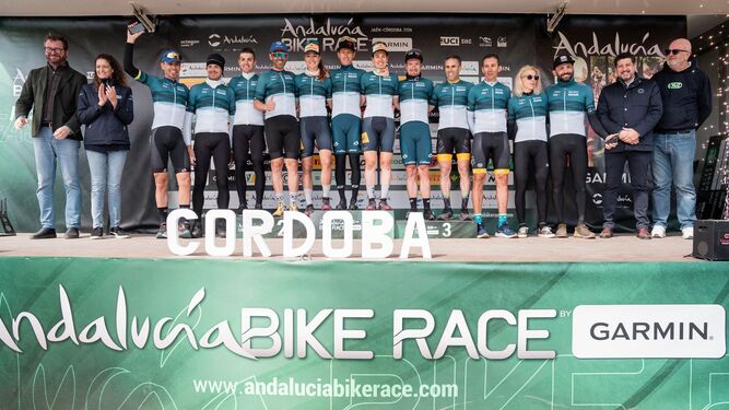 Los mejores de la Andalucía Bike Race, en el podio final.