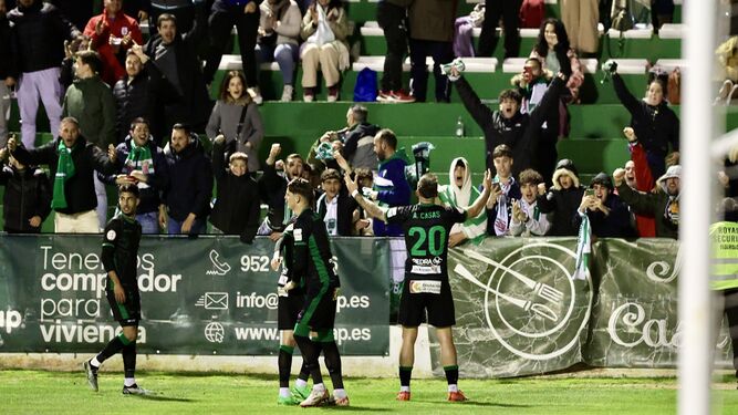 Los jugadores del Córdoba CF celebran el 0-1 en Antequera con su afición.