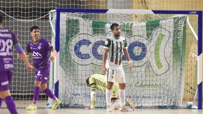 Mareco y Fabio lamentan uno de los goles del Palma Futsal.
