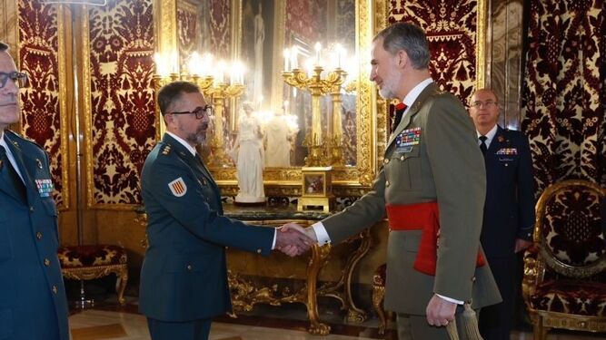 El general Pedro Antonio Pizarro saluda a Felipe VI