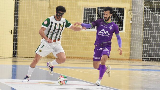 Zequi conduce el balón ante la presión de Moslem, del Palma Futsal.
