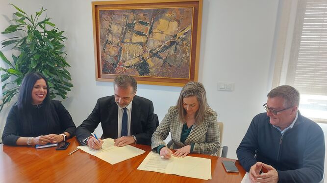 Firma del acuerdo entre el Ayuntamiento de Baena y Anfane.