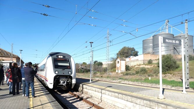 Un tren de Media Distancia llega a la estación de Palma del Río.