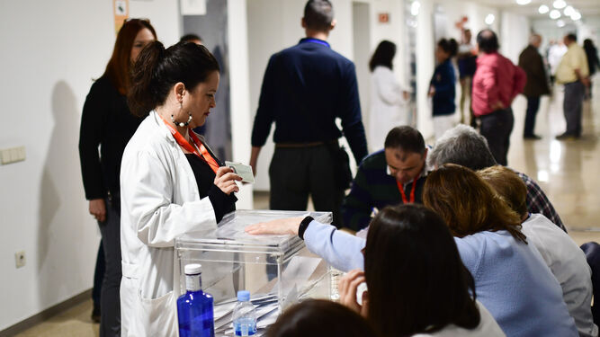Una urna electoral instalada en el Hospital Reina Sofía en las elecciones de 2019.