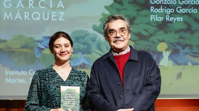 La editora Pilar Reyes posa junto a Gonzalo García, el hijo del escritor.