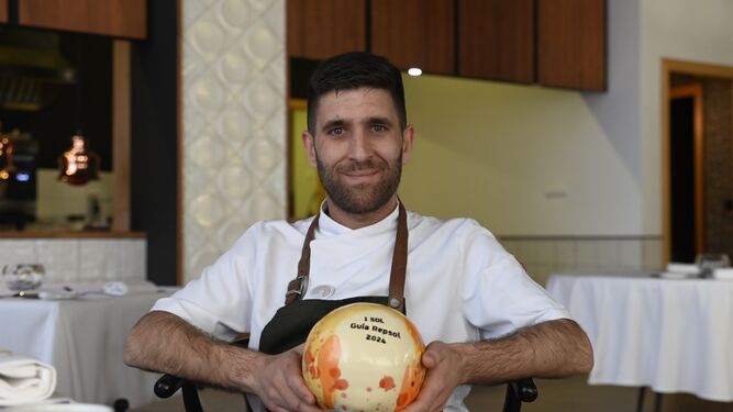 Paco Villar, chef de Terra Olea, posa con el Sol Repsol
